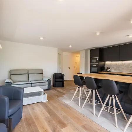 Rez De Jardin, Grande Terrasse Dans Avec Piscine *