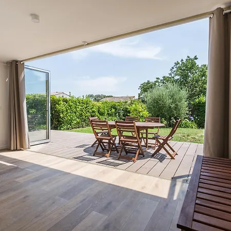 Rez De Jardin, Grande Terrasse Dans Avec Piscine *