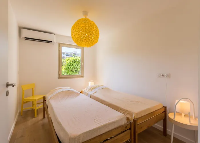 Rez De Jardin, Grande Terrasse Dans Avec Piscine * 昂蒂布