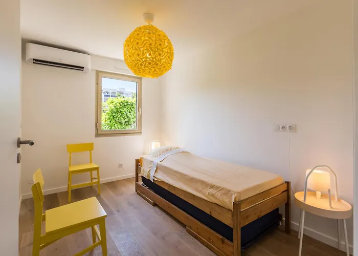 Rez De Jardin, Grande Terrasse Dans Avec Piscine Antibes