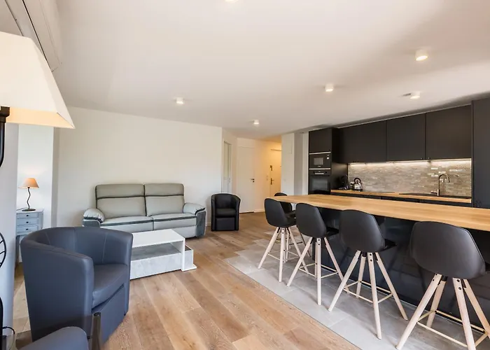 Rez De Jardin, Grande Terrasse Dans Avec Piscine *