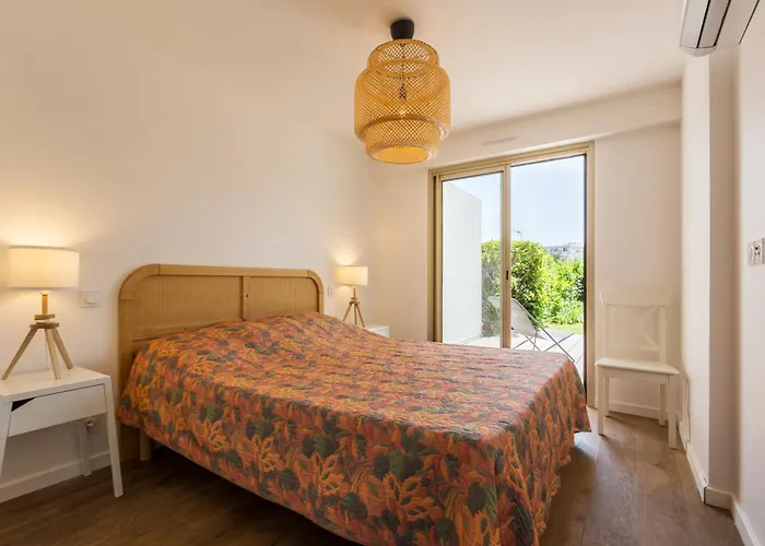 Rez De Jardin, Grande Terrasse Dans Avec Piscine Antibes