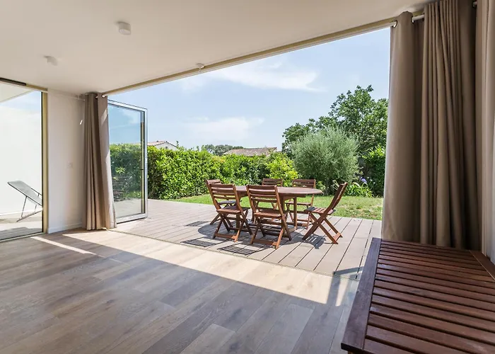 Rez De Jardin, Grande Terrasse Dans Avec Piscine *