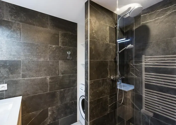 Apartment Rez De Jardin, Grande Terrasse Dans Avec Piscine Antibes